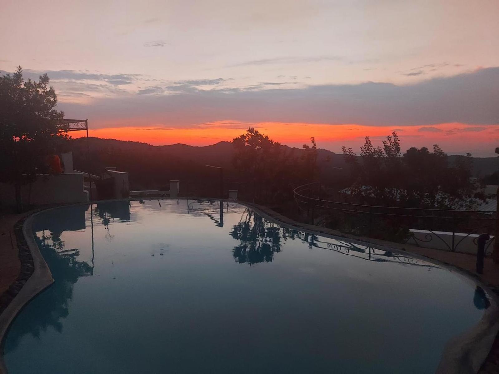 Turisalba Hotell Ishem Eksteriør bilde